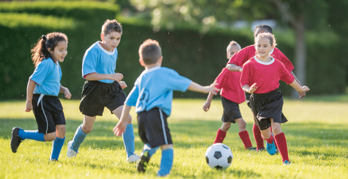 Kinder spielen Fußball