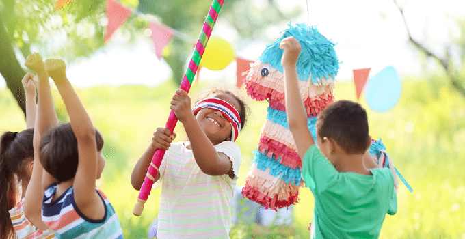 eine Pinata ist ein tolles Spiel zum Geburtstag für Kinder