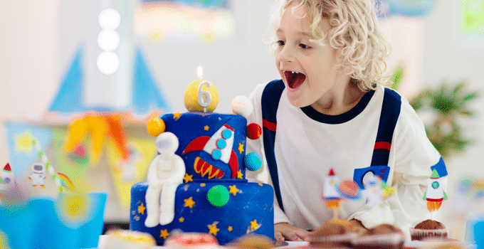 Kuchen auf dem Weltraum Kindergeburtstag