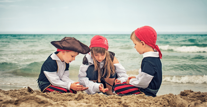 Kinder lösen Aufgaben und Rätsel bei Schatzsuche