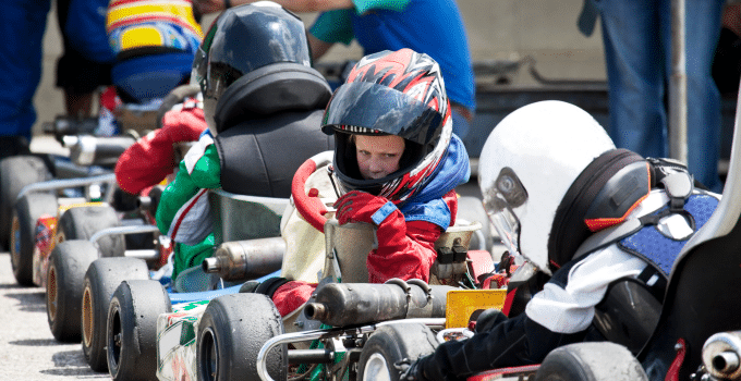 Ein Kart-Rennen unter den Ideen für den Kindergeburtstag